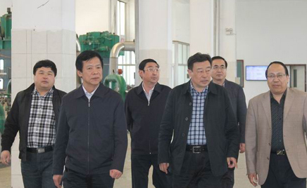 呼市市委常委、市委統(tǒng)戰(zhàn)部長(zhǎng)云建東等一行來托縣調(diào)研時(shí)到我公司視察指導(dǎo)工作
